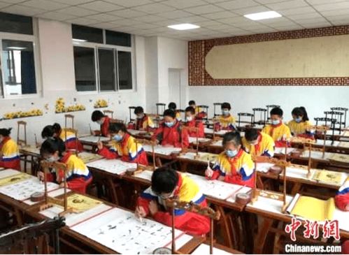 甘肃积石山孩童上学变化大 识字为主,到兴趣的 造梦工厂