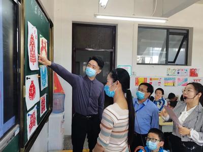 团新县县委实地调研少先队社团工作