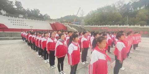 新县启福小学开展“缅怀先烈、继承红色基因”清明节祭扫活动