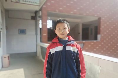 河南省信阳市新县启福小学:拾金不昧暖人心 德育馨香满校园