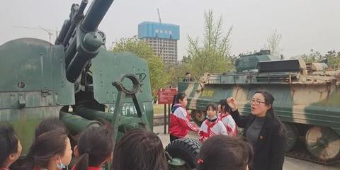新县启福小学开展“缅怀先烈、继承红色基因”清明节祭扫活动