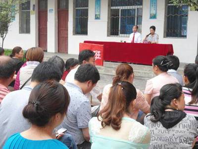 校长是个爱书人--新县启福小学召开学生家长会